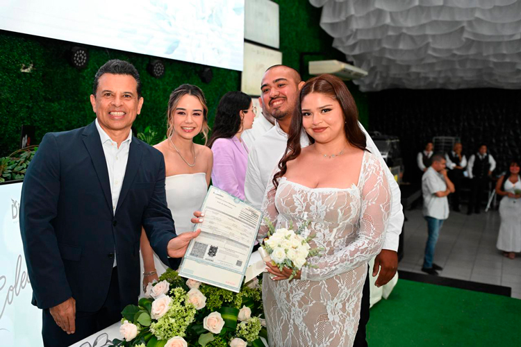 Apadrinan Lucy y Lalo Gattás a 72 matrimonios en ceremonia colectiva del DIF
