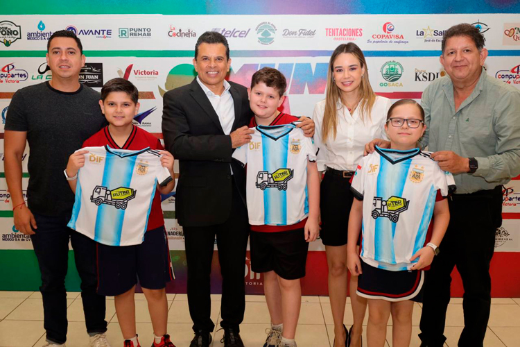 Uniforman Lucy y Lalo Gattás a selecciones del Mundialito DIF Victoria 2026