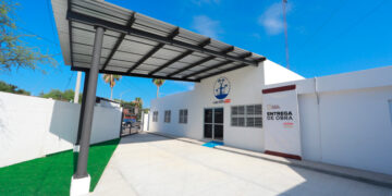 Entrega Carmen Lilia obras en preparatoria al poniente de NLD