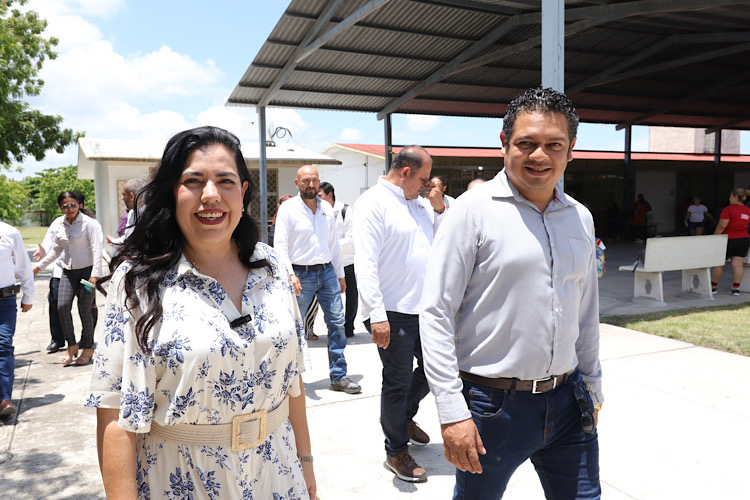 Rehabilita Patty Chío, techos en la Primaria Rodolfo Torre Cantú