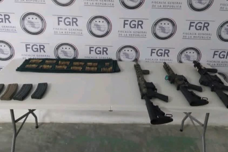 Aseguran explosivos, armas y droga en la “frontera chica” *Fueron dos operativos ejecutados por el Ejército Mexicano y Guardia Estatal en Ciudad Mier y Miguel Alemán. Por Julio Manuel Loya Guzmán. Cd. Victoria, Tamaulipas.— Elementos del Ejército Mexicano y de la Guardia Estatal aseguraron armamento, cartuchos, cargadores, explosivos improvisados, droga y dos vehículos durante dos operativos realizados en los municipios de Miguel Alemán y Ciudad Mier. De acuerdo con la IV Región Militar y la 8/a Zona Militar, los operativos se realizaron el 18 y 19 de junio. En el poblado de Los Guerra, municipio de Miguel Alemán, se localizaron tres armas largas, 114 cartuchos útiles, cuatro cargadores, dos artefactos explosivos improvisados y un vehículo. En una segunda acción, en Ciudad Mier, personal militar y estatal aseguró 170 cartuchos útiles, 12 cargadores, 69 envoltorios con hierba con características de marihuana, así como otra unidad motriz. Todo lo asegurado fue puesto a disposición de la Fiscalía General de la República (FGR) en Miguel Alemán, donde se integran las investigaciones correspondientes. Las autoridades señalaron que estas acciones forman parte de los operativos de la Estrategia Nacional de Seguridad Pública 2024–2030, orientados a reforzar la presencia institucional en la zona ribereña de Tamaulipas.