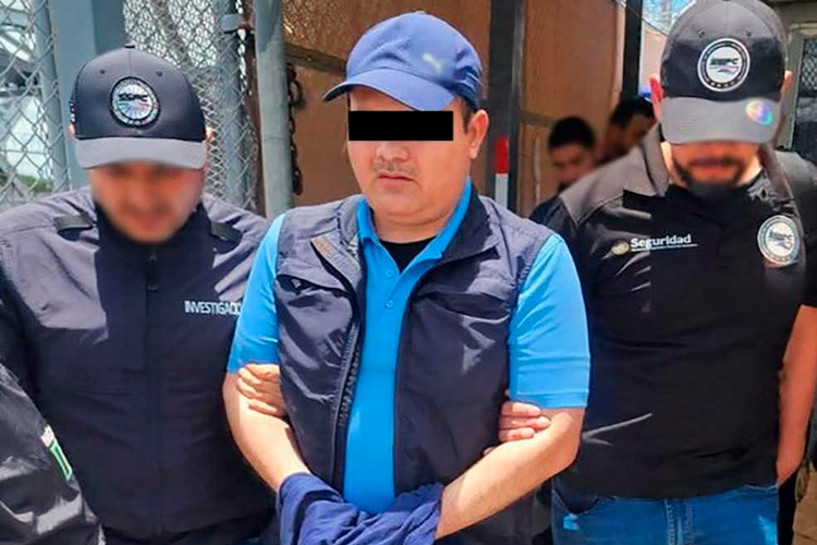 Entregan a México funcionario aduanal