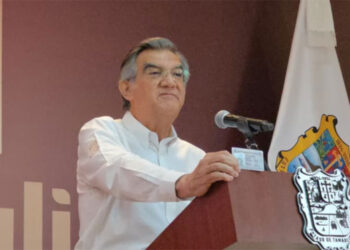 Américo exhibe visa y niega tener privilegios en EU
