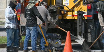 Con intenso bacheo, reparan calles dañadas por lluvias en Victoria