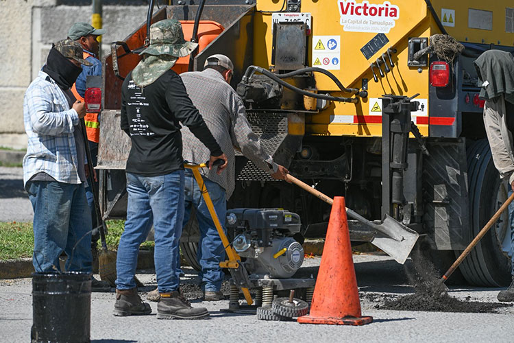 Con intenso bacheo, reparan calles dañadas por lluvias en Victoria