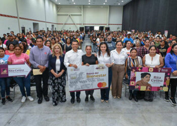Entrega alcalde Lalo Gattás tarjetas de beca Rita Cetina