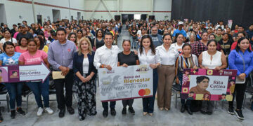 Entrega alcalde Lalo Gattás tarjetas de beca Rita Cetina