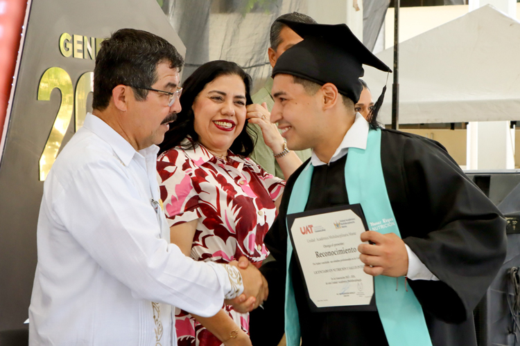 Entrega la UAT en la UAM-Mante nuevos profesionales de la salud y la educación
