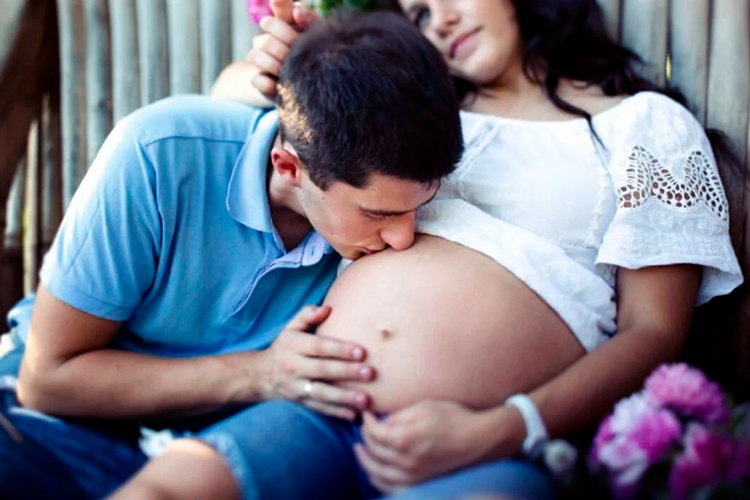 Proponen permisos prenatales pagados para futuros padres