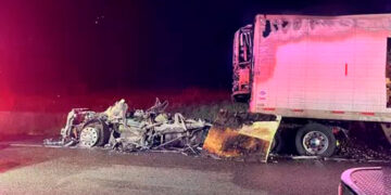Tráiler en llamas casi provoca tragedia de migrantes en Texas