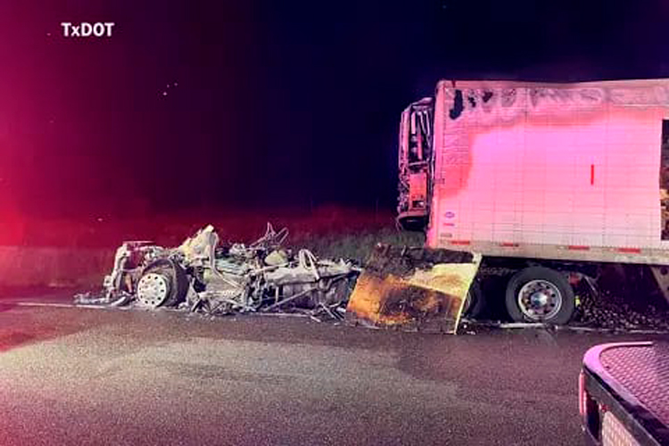 Tráiler en llamas casi provoca tragedia de migrantes en Texas