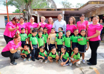 Entregan a México funcionario aduanal
