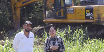 Entrega alcalde Lalo Gattás tarjetas de beca Rita Cetina