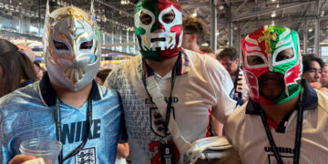 Mexicanos desafían prohibición de la FIFA; portan máscaras en el Inglaterra vs Croacia