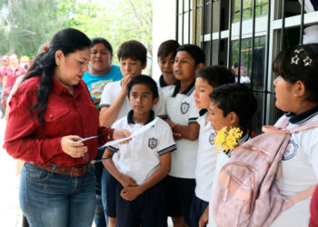 Transforma Patty Chío entorno escolar en el Ejido Camotero 2