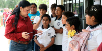 Transforma Patty Chío entorno escolar en el Ejido Camotero 2