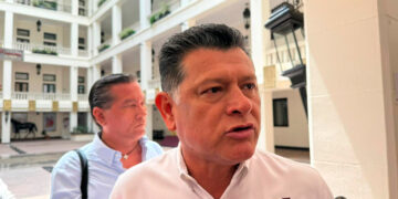 Bruno Díaz mira hacia el Congreso