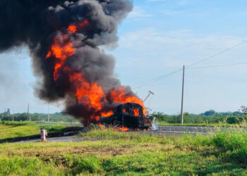 Devora fuego tractocamión en carretera federal Victoria-Zaragoza