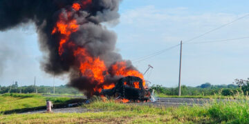 Devora fuego tractocamión en carretera federal Victoria-Zaragoza