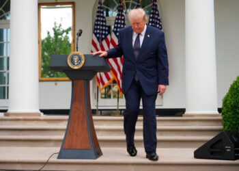 Criptomoneda de Trump deja pérdidas, mientras él y su familia obtienen ganancias