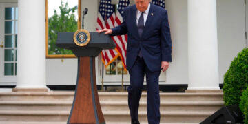 Criptomoneda de Trump deja pérdidas, mientras él y su familia obtienen ganancias