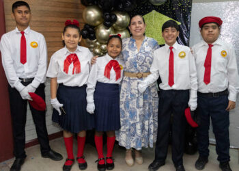 Reconoce Patty Chío esfuerzo de graduados del CAM Club Rotario