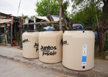 Entregan 200 tinacos en zonas altas
