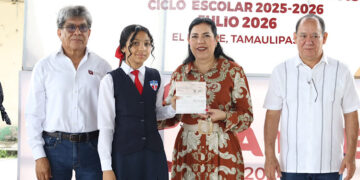 Entrega Patty Chío becas a estudiantes de El Mante