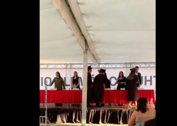Gilberto Mora emociona hasta en su graduación