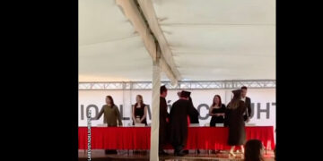 Gilberto Mora emociona hasta en su graduación