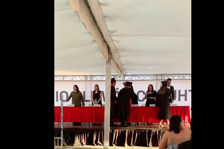Gilberto Mora emociona hasta en su graduación
