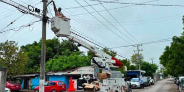 Constata Patty Chío instalación de circuito de alumbrado en tres colonias