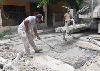 Constata Patty Chío instalación de circuito de alumbrado en tres colonias