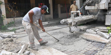 Constata Patty Chío instalación de circuito de alumbrado en tres colonias