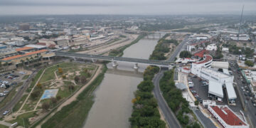Constata Patty Chío instalación de circuito de alumbrado en tres colonias