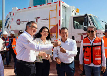 Entrega gobernador Américo nuevo camión recolector a alcalde Lalo Gattás