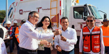 Entrega gobernador Américo nuevo camión recolector a alcalde Lalo Gattás