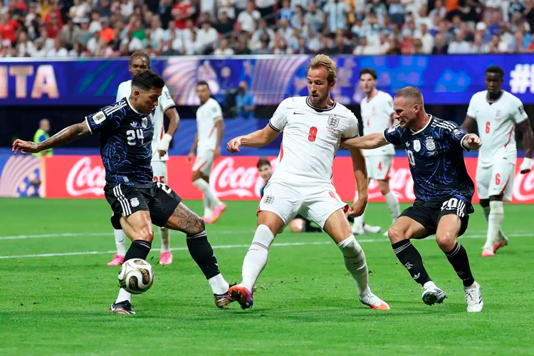 Argentina vence 2-1 a Inglaterra; buscará el bicampeonato