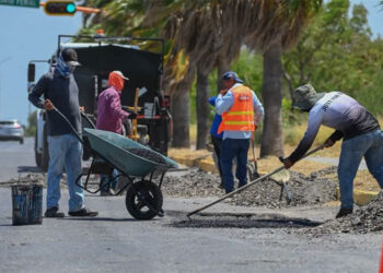 Continúa bacheo en periodo vacacional para mejorar calles de Victoria