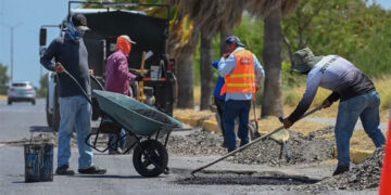 Continúa bacheo en periodo vacacional para mejorar calles de Victoria