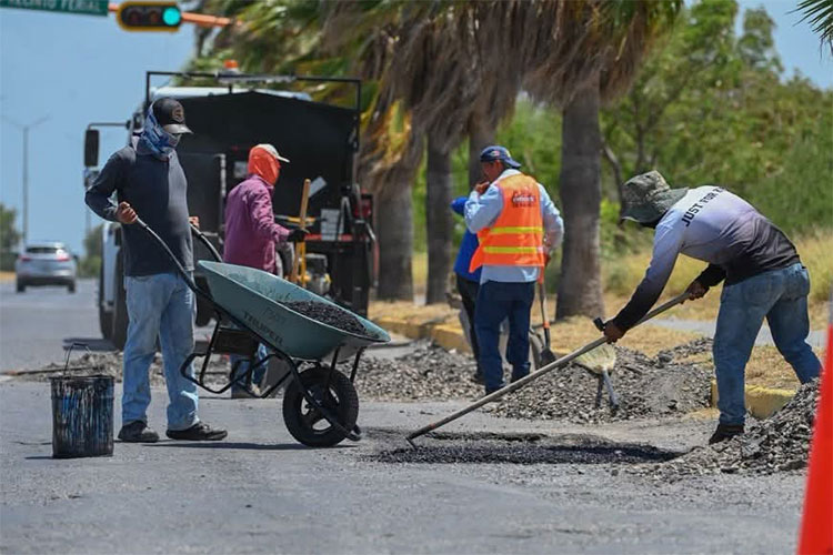 Continúa bacheo en periodo vacacional para mejorar calles de Victoria
