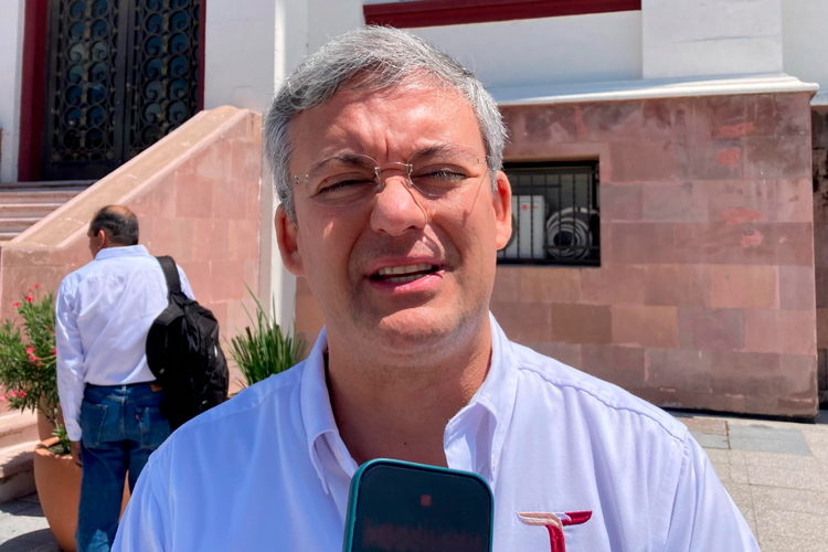 Uber exhibe tarjetón; Didi sigue bajo amparo