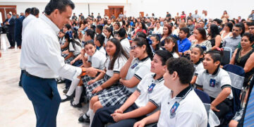 Apadrina alcalde Lalo Gattás generación de la Esc. Epigmenio García