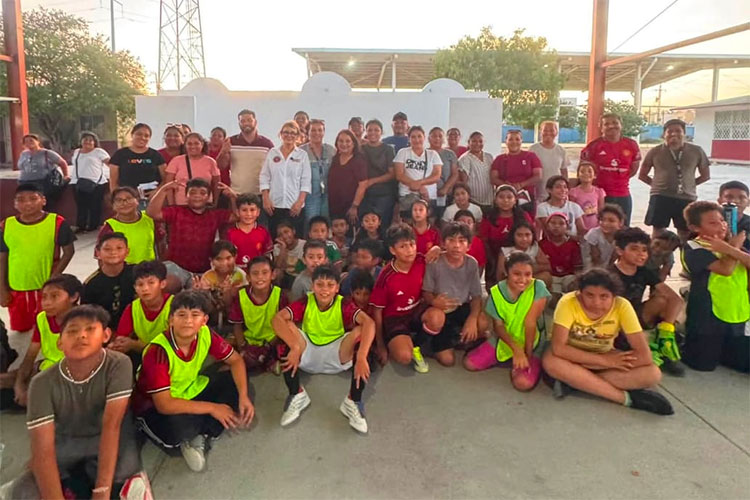 Magaly Deandar refuerza vínculo con escuelas reynosenses