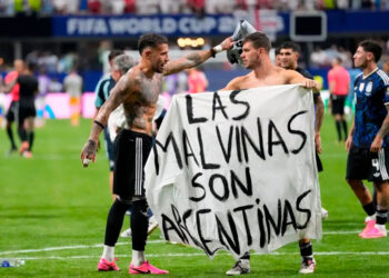 Argentina vence 2-1 a Inglaterra; buscará el bicampeonato
