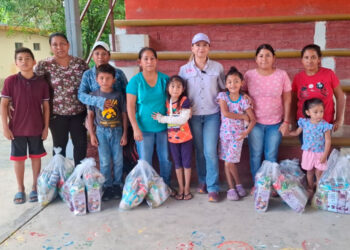Entrega gobernador Américo nuevo camión recolector a alcalde Lalo Gattás