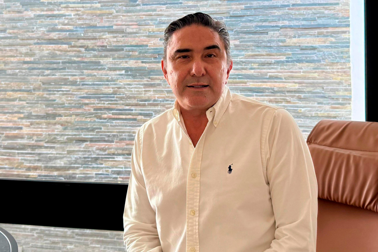 Uber exhibe tarjetón; Didi sigue bajo amparo