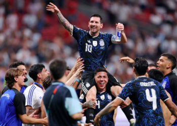 Argentina vence 2-1 a Inglaterra; buscará el bicampeonato