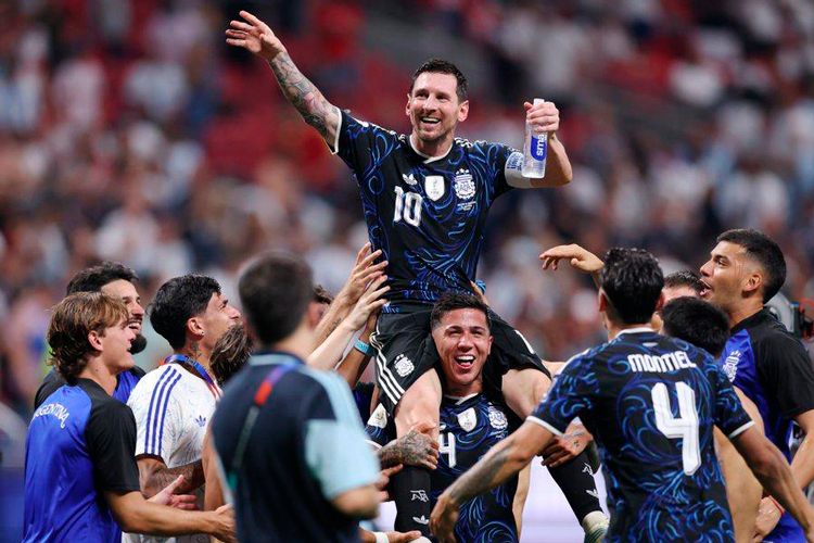 Argentina vence 2-1 a Inglaterra; buscará el bicampeonato