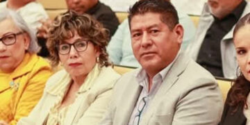 Silvia Casas descarta renunciar; Badillo, despedido